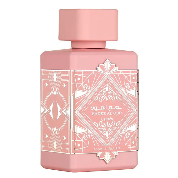 Sticla parfum Lattafa Badee al Oud Noble Blush 100 ml, flacon roz mat matasos.
